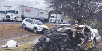 Muere conductor en choque contra un pesado tráiler