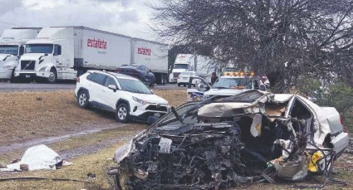 Muere conductor en choque contra un pesado tráiler