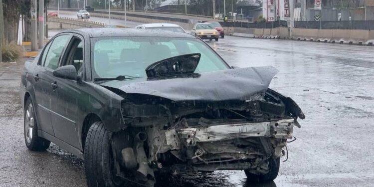 Conductora sufre aparatoso accidente en Periférico Norte