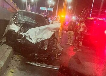 Roban, huyen, los persiguen y terminan en choque