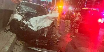 Roban, huyen, los persiguen y terminan en choque
