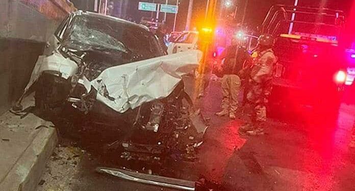 Roban, huyen, los persiguen y terminan en choque
