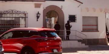 VIDEOS: Encapuchados intentan asaltar banco Santander de Carranza