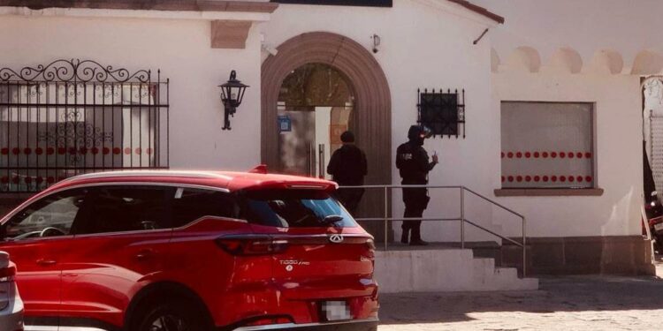VIDEOS: Encapuchados intentan asaltar banco Santander de Carranza