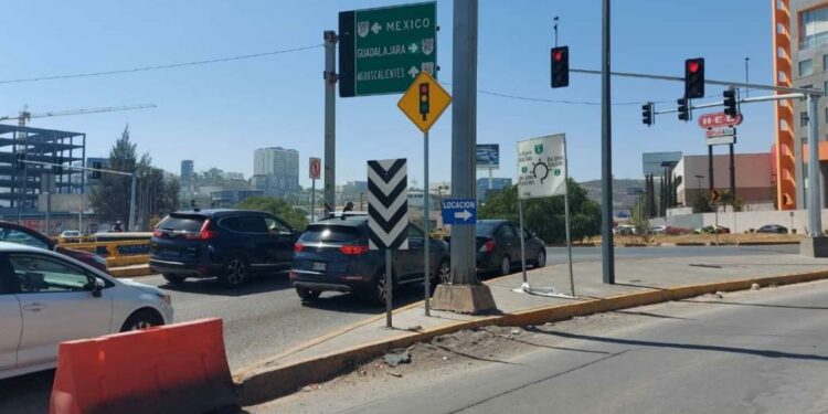 VIDEO: Suspenden operación de semáforos en glorieta del Real Inn