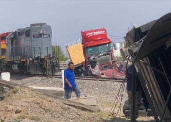 VIDEO: Trailero se cruza y es arrastrado por el tren en Zona Industrial