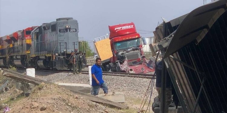 VIDEO: Trailero se cruza y es arrastrado por el tren en Zona Industrial
