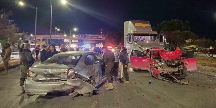 Trailero embiste a dos vehículos frente a Sendero; hay tres lesionados