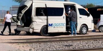 Tren embistió a transporte de personal en la Zona Industrial