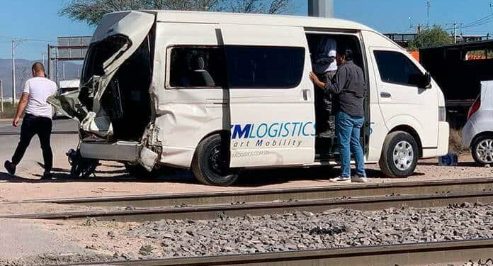 Tren embistió a transporte de personal en la Zona Industrial
