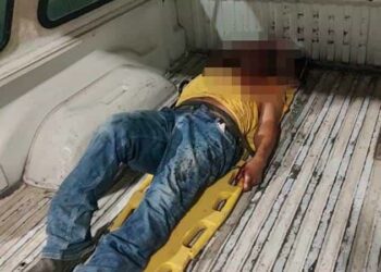 Turba enardecida golpea y arroja a sujeto a barranco