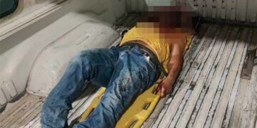Turba enardecida golpea y arroja a sujeto a barranco