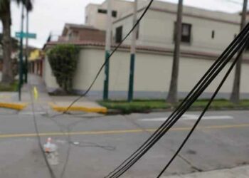 Un cable suelto lesiona a mujer