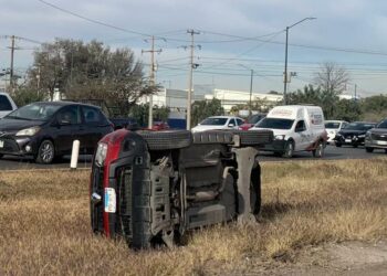 Vuelca en su camioneta sobre carretera ’57 y resulta ileso