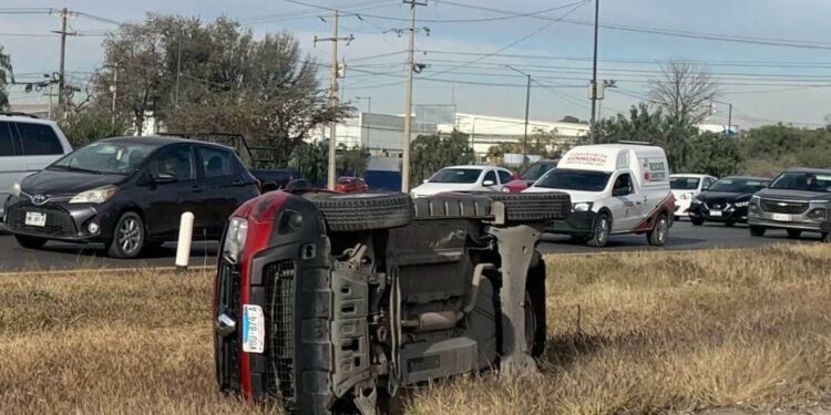 Vuelca en su camioneta sobre carretera ’57 y resulta ileso