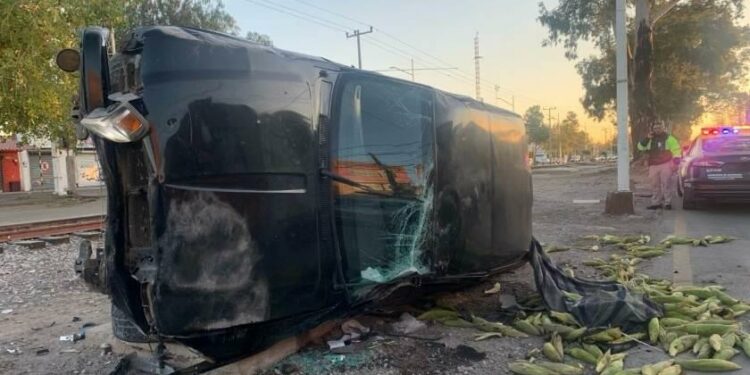 VIDEO: Choque con volcadura en Hernán Cortes deja cuantiosos daños