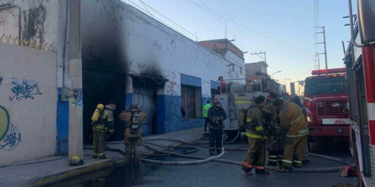VIDEO: Reportan incendio en una maderería en el Montecillo