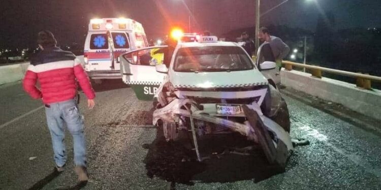Una mujer lesionada en choque de taxi sobre carretera a Rioverde