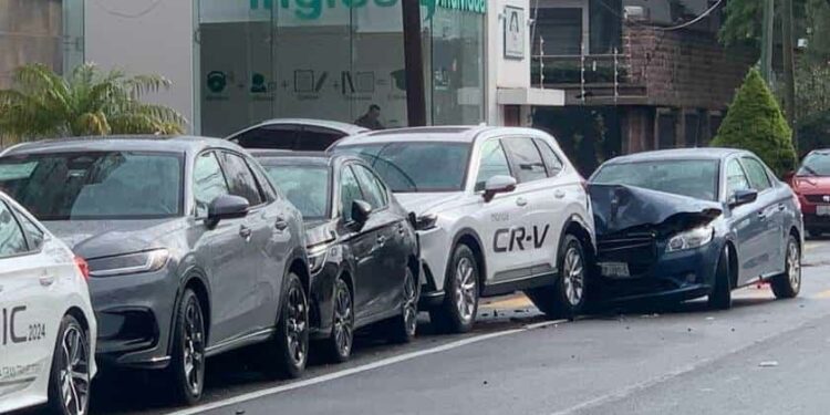Conductor choca y daña tres vehículos en agencia de Carranza