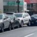 Conductor choca y daña tres vehículos en agencia de Carranza