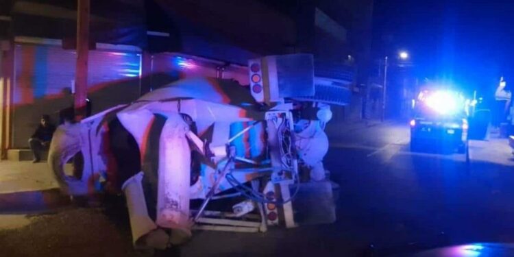 Vuelca revolvedora en Damián Carmona; solo hay daños