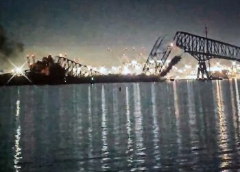 VIDEO: El mayor puente de Baltimore se derrumba tras el impacto de un barco y varios coches caen al río
