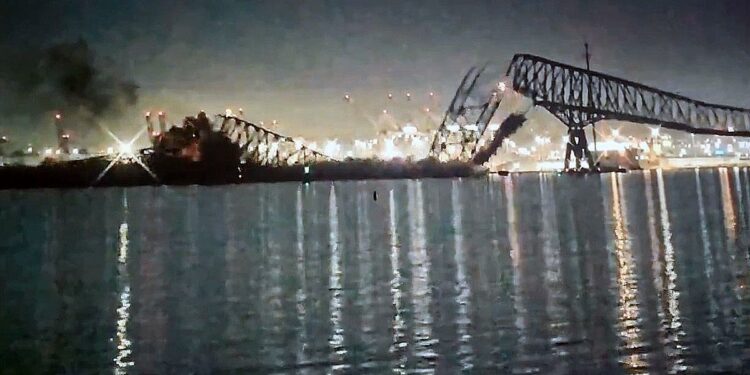 VIDEO: El mayor puente de Baltimore se derrumba tras el impacto de un barco y varios coches caen al río