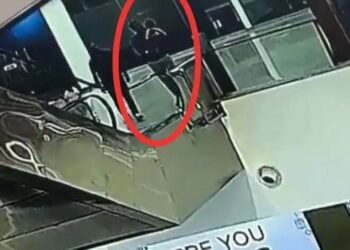 VIDEO: Bebé cae de brazos de su padre desde escaleras de centro comercial y muere