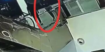 VIDEO: Bebé cae de brazos de su padre desde escaleras de centro comercial y muere