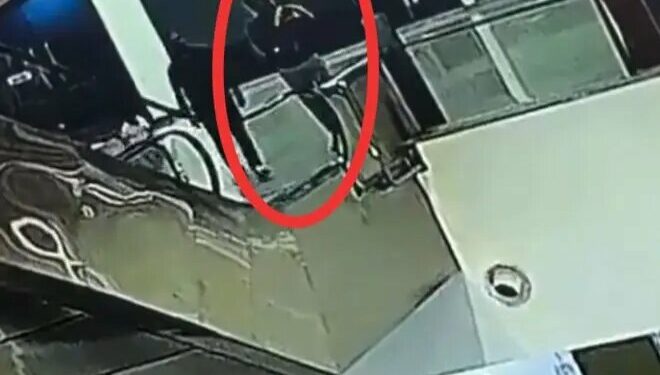 VIDEO: Bebé cae de brazos de su padre desde escaleras de centro comercial y muere