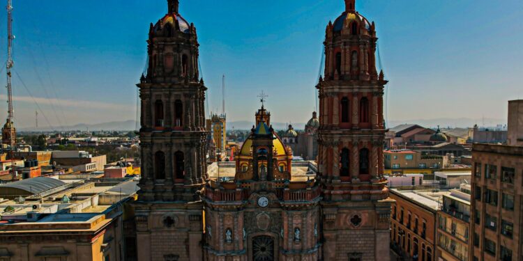 Domingo ventoso y parcialmente nublado en SLP