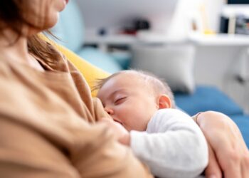 Lactancia materna tras la vacuna de refuerzo contra Covid puede transmitir anticuerpos