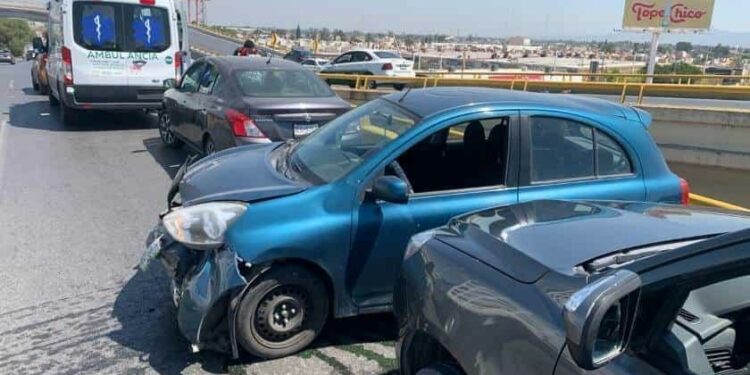 Carambola en el Distribuidor Juárez dejó cuantiosos daños materiales