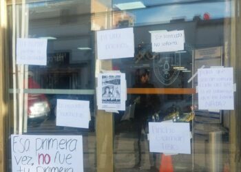 Con pancartas denuncian acoso en la UASLP