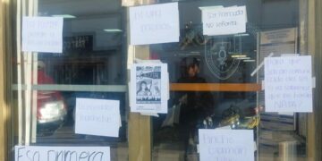 Con pancartas denuncian acoso en la UASLP