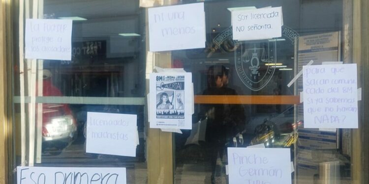 Con pancartas denuncian acoso en la UASLP