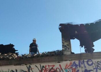 Autoridades municipales y cuerpo de Bomberos sofocan incendio en casona abandonada en Carranza