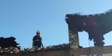 Autoridades municipales y cuerpo de Bomberos sofocan incendio en casona abandonada en Carranza