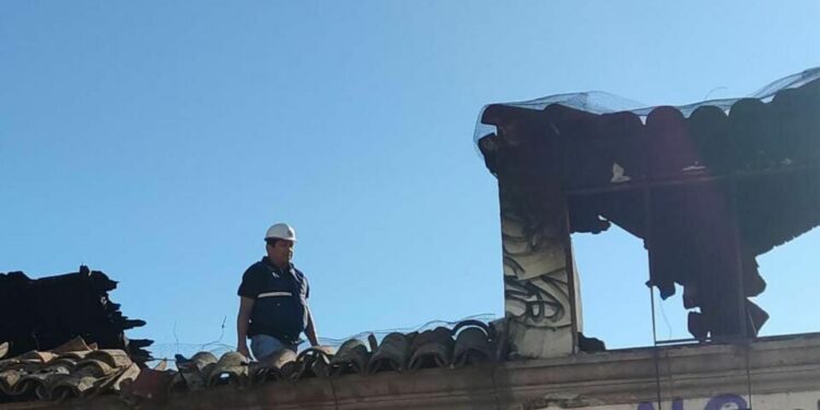 Autoridades municipales y cuerpo de Bomberos sofocan incendio en casona abandonada en Carranza
