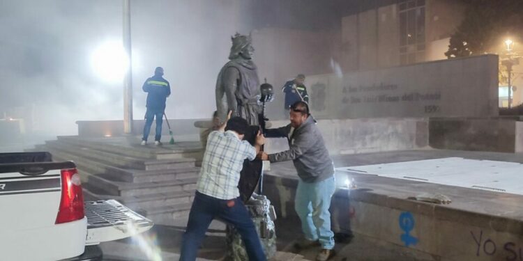 Se retira escultura de San Luis Rey de Francia de Plaza de Los Fundadores
