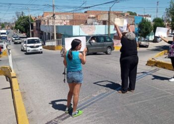Vecinos realizan semibloqueo en colonia San Luis Rey por colapso de drenaje