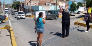 Vecinos realizan semibloqueo en colonia San Luis Rey por colapso de drenaje