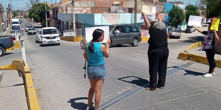 Vecinos realizan semibloqueo en colonia San Luis Rey por colapso de drenaje