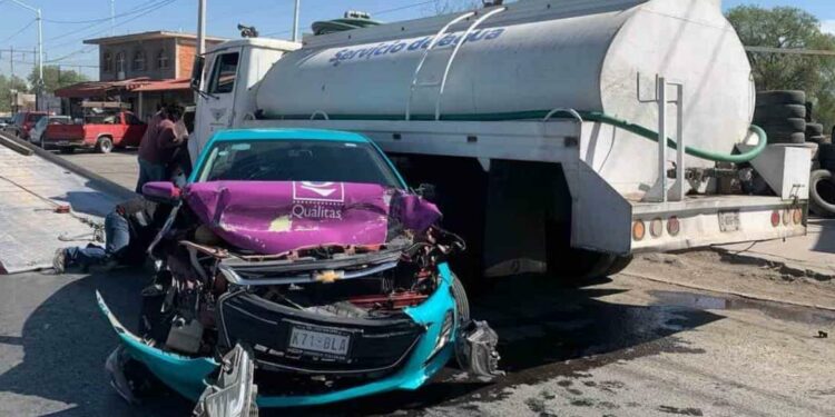 Empleado de aseguradora estrella vehículo contra camioneta y pipa