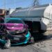 Empleado de aseguradora estrella vehículo contra camioneta y pipa