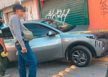 Atacan a balazos a automovilista en la Satélite