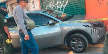 Atacan a balazos a automovilista en la Satélite
