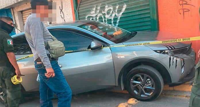 Atacan a balazos a automovilista en la Satélite