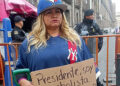 Madre buscadora se viste de beisbolista para pedir a AMLO por desaparecidos: ‘a ver si así nos recibe’