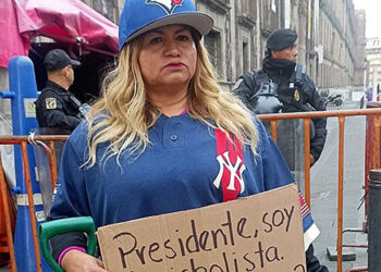 Madre buscadora se viste de beisbolista para pedir a AMLO por desaparecidos: ‘a ver si así nos recibe’